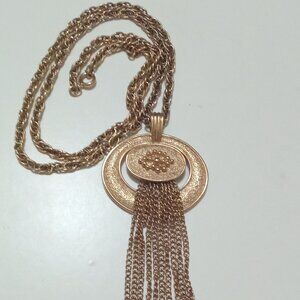 VINTAGE AVON DOUBLE OVAL GOLD TONE TASSEL PENDANT NECKLACE